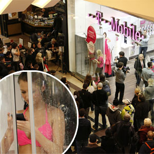 prawie-naga-akcja-marketingowa-t-mobile-i-sony-xperia-z-pod-prysznicem
