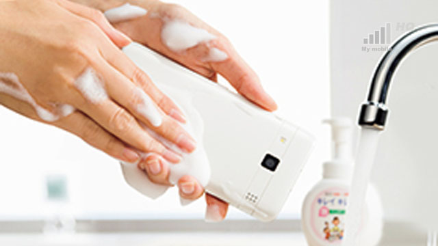 pierwszy-na-swiecie-telefon-odporny-na-zmywanie