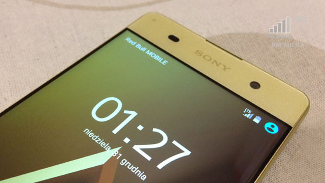 Upadek telefonu smartfonu z ekranem wyświetlaczem bez ramek